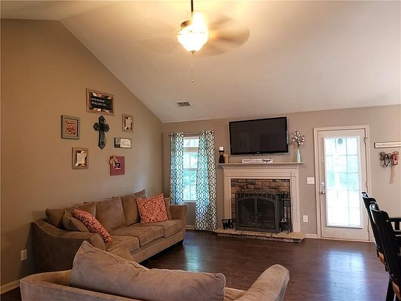 3rd image of 60 Frost Ln