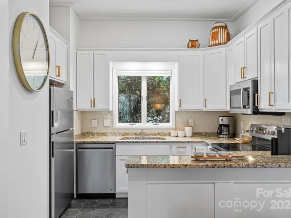 418 Windswept Dr, Asheville, NC 28801