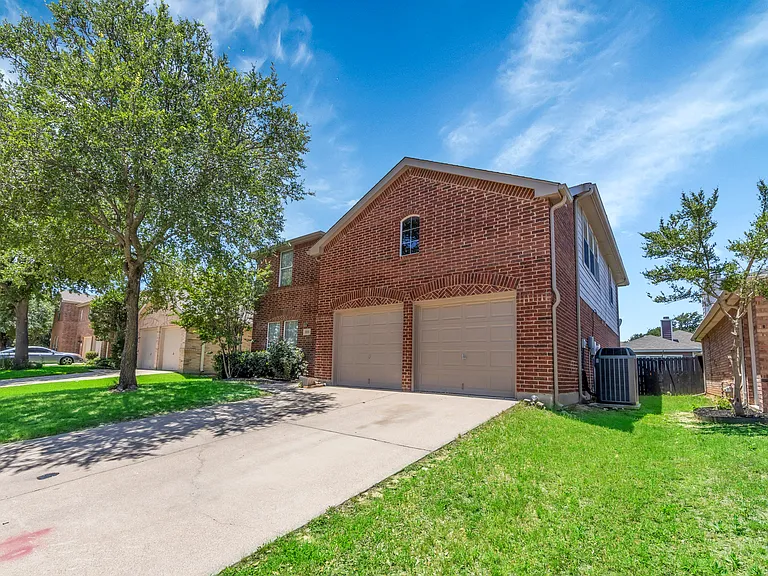 13221 Elmhurst Dr — Photo 2