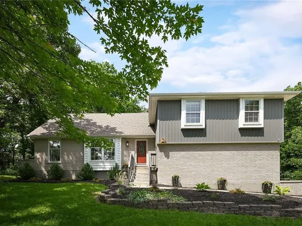 8 Apache Dr, Lake Winnebago, MO 64034