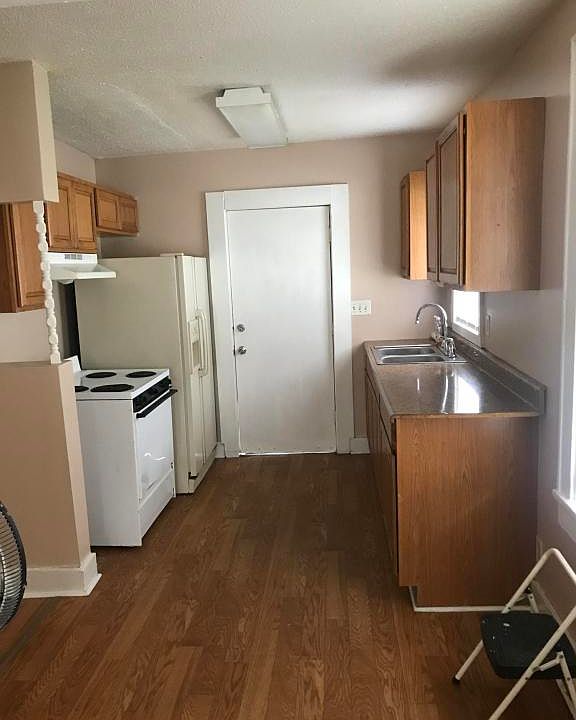2nd image of 2710 E Surrey Dr