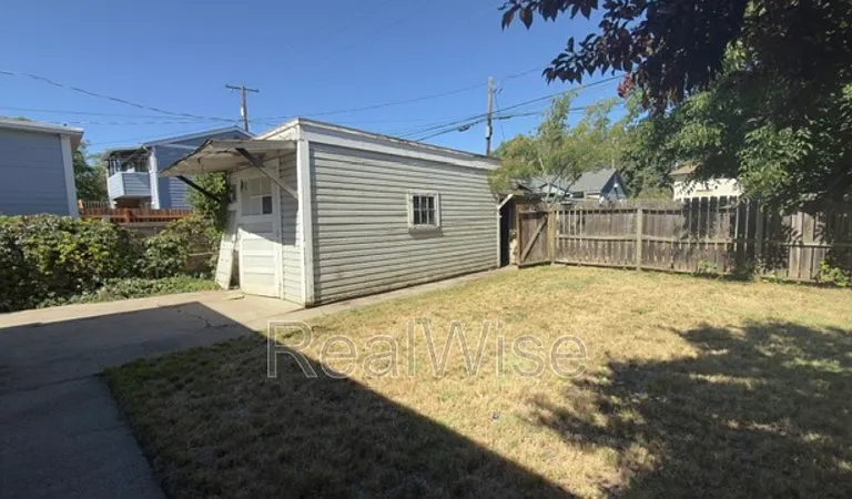 1416 SE Pine St — Photo 3