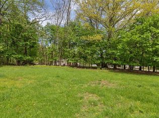 2 Lazaroff Ln, New Windsor, NY 12553