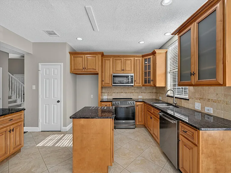 11613 Alexandria Dr — Photo 10