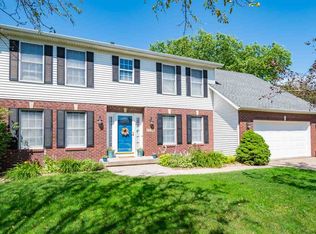 4904 Amesbury Ct, Davenport, IA 52807