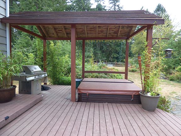 6 Person hot tub