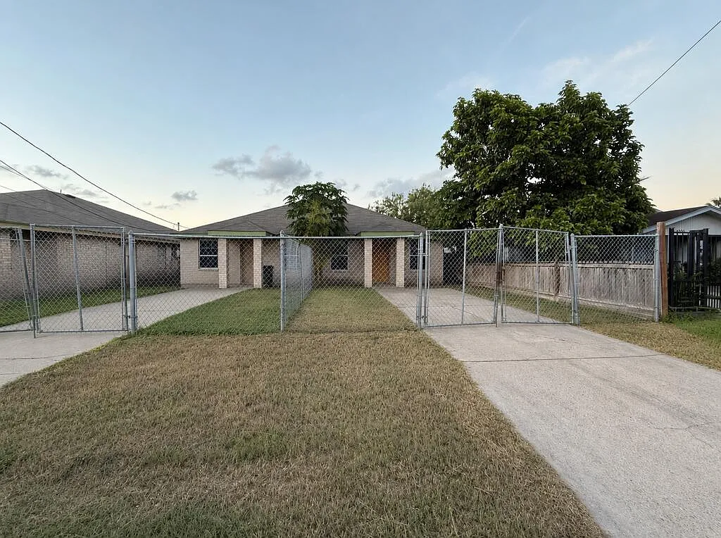 2 bed, 1.0 bath, 1361 sqft, $950 — Photo 2