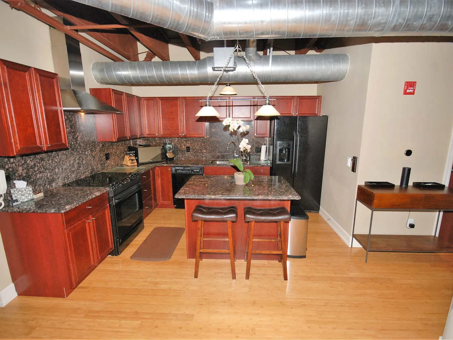 2 bed, 1.5 bath, 1200 sqft, $2,000 — Photo 2
