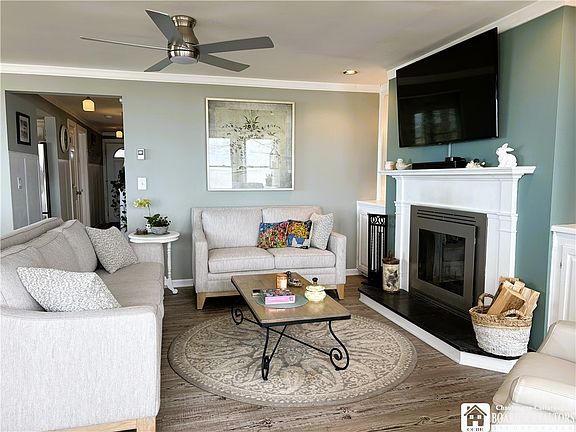 5th image of 310 Edgewater Dr