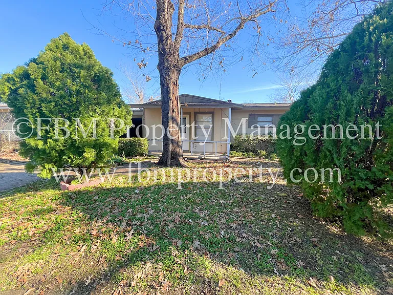 3015 Winfield Dr — Photo 2