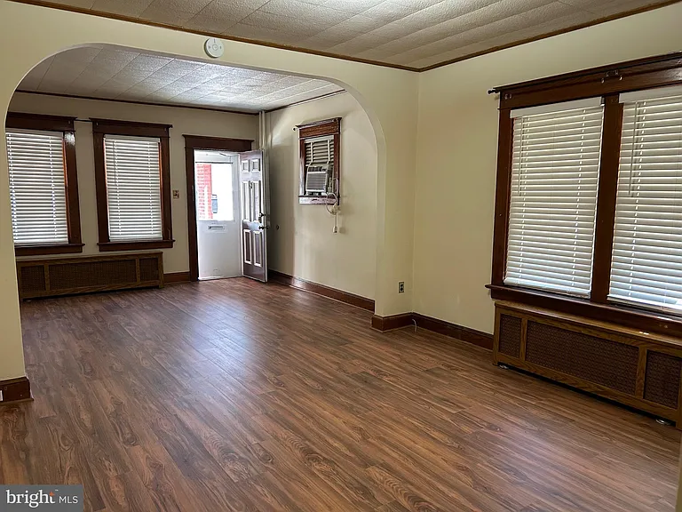 1049 Genesee St — Photo 3