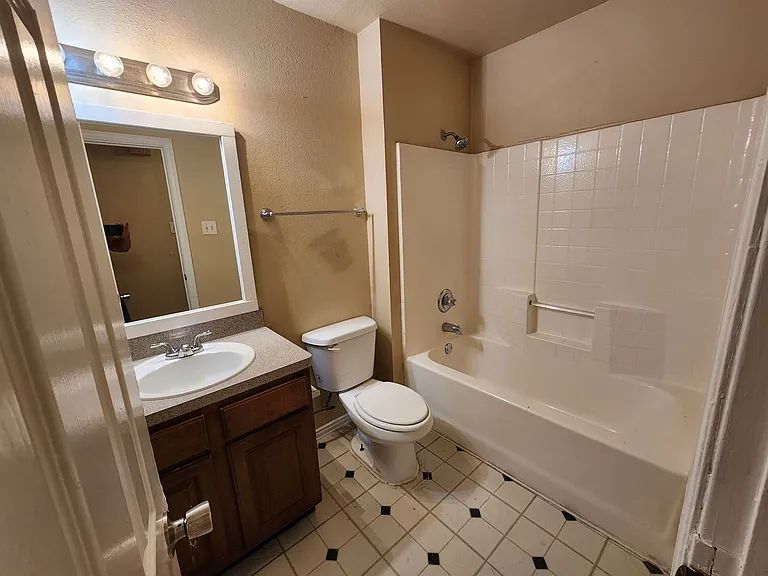 939 Baker St — Photo 14