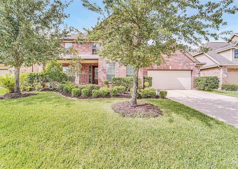 Front of home in quiet neighborhood.