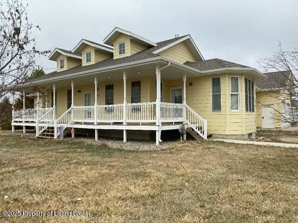2227 9th St E, Dickinson, ND 58601