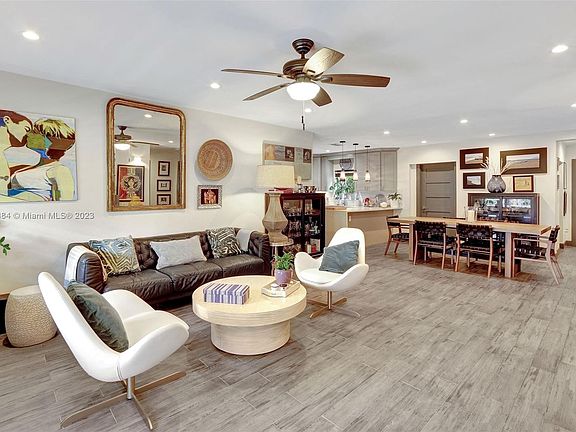 2nd image of 813 Catalina Pl