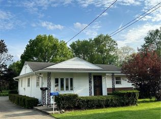 19 Grays Ln, Decatur, IL 62526