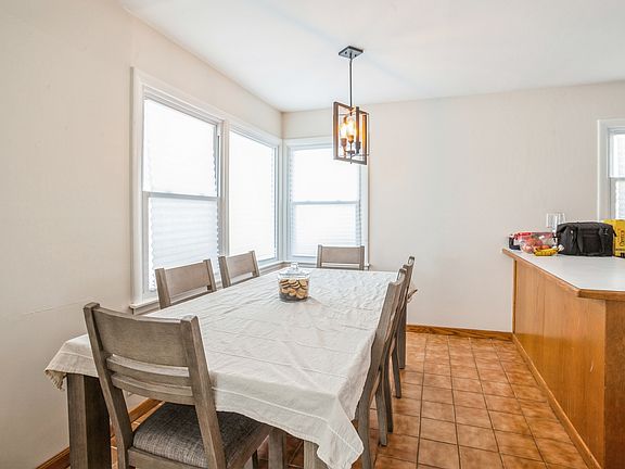 5th image of 4 E White Oak St