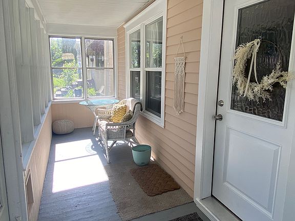 Screened in front porch.