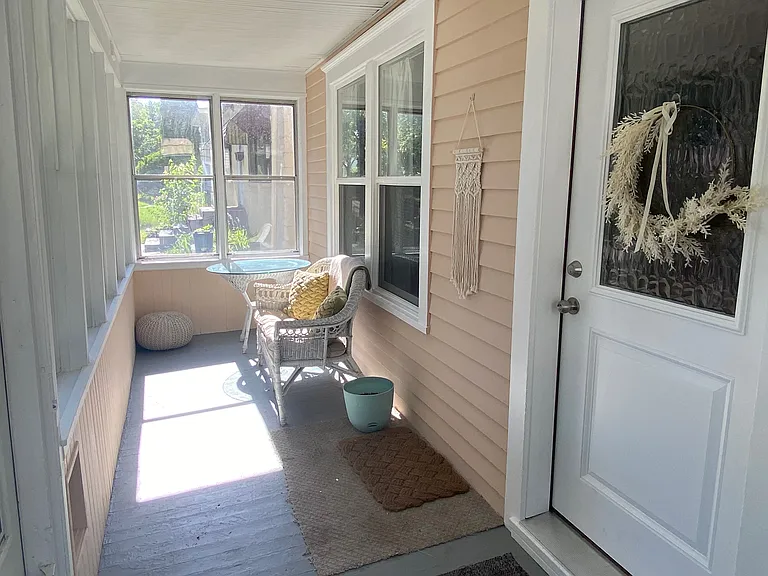 Screened in front porch.