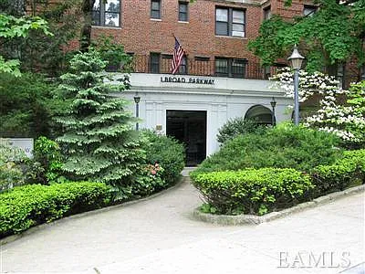 1 Broad Pkwy #4G — Photo 1