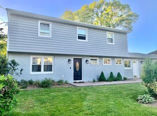 5 Dianne Crst, Huntington Station, NY 11746
