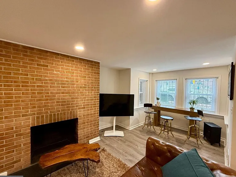 616 E St NE #B — Photo 6