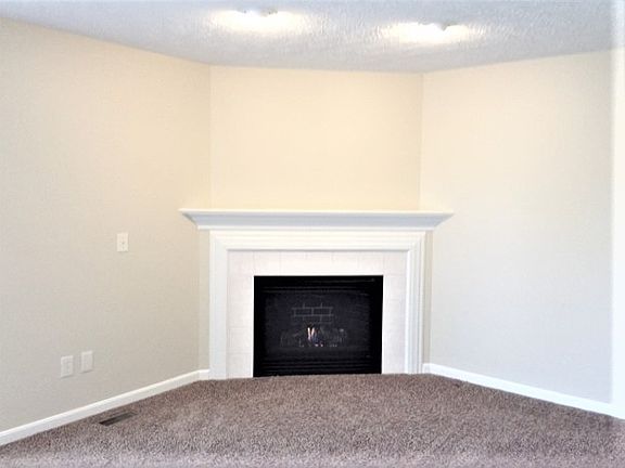 2nd image of 919 Pond Ct