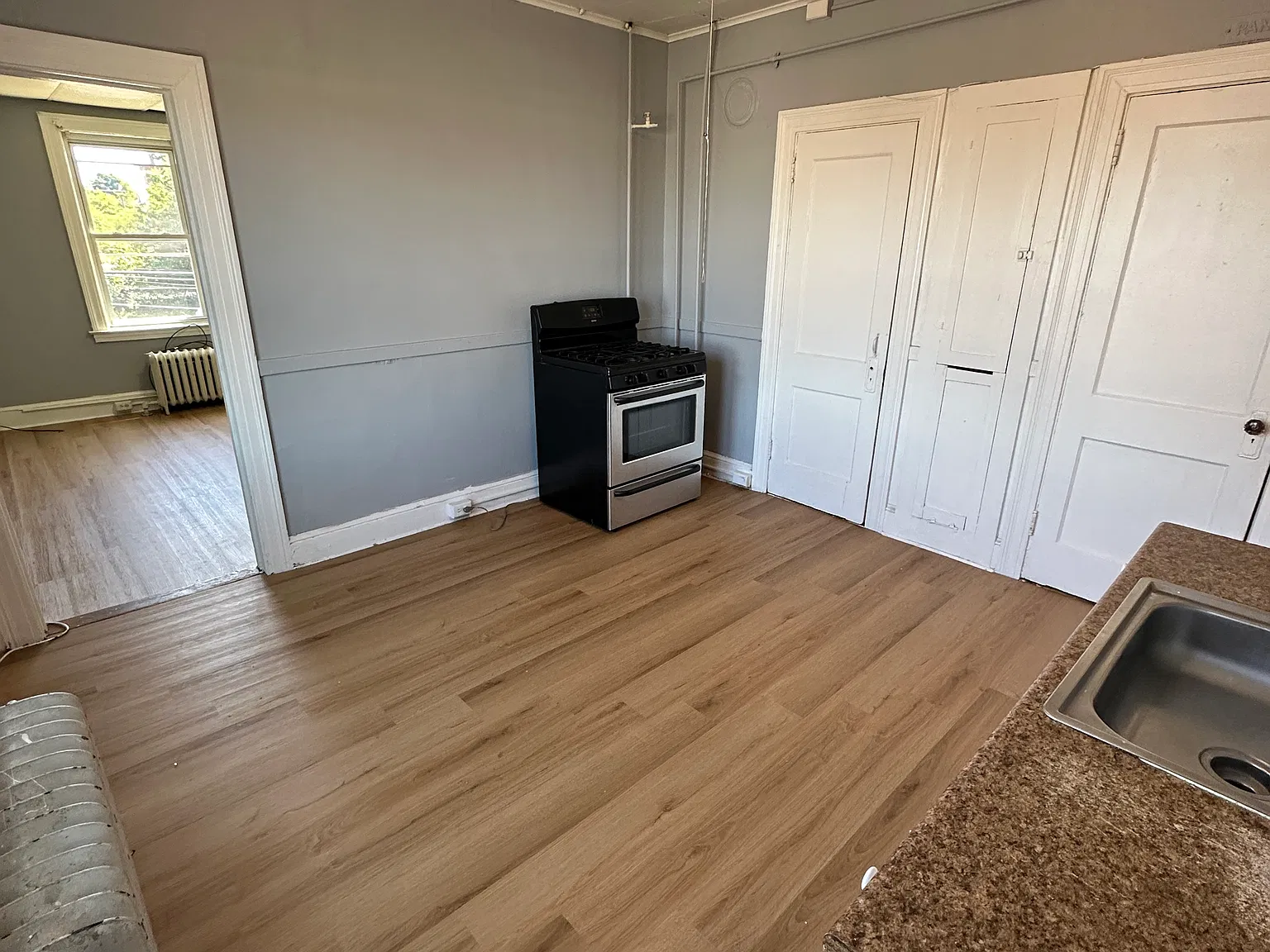1 bed, 850 sqft, $1,049 — Photo 2