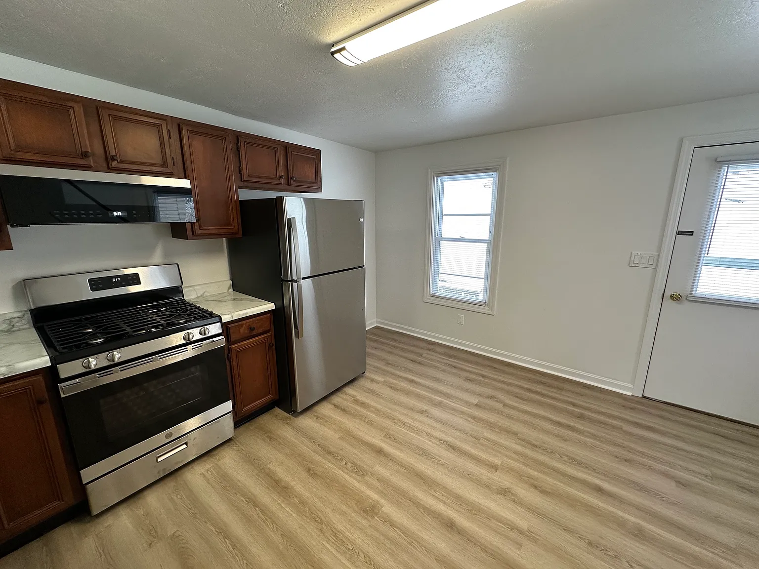1 bed, 900 sqft, $1,000 — Photo 3