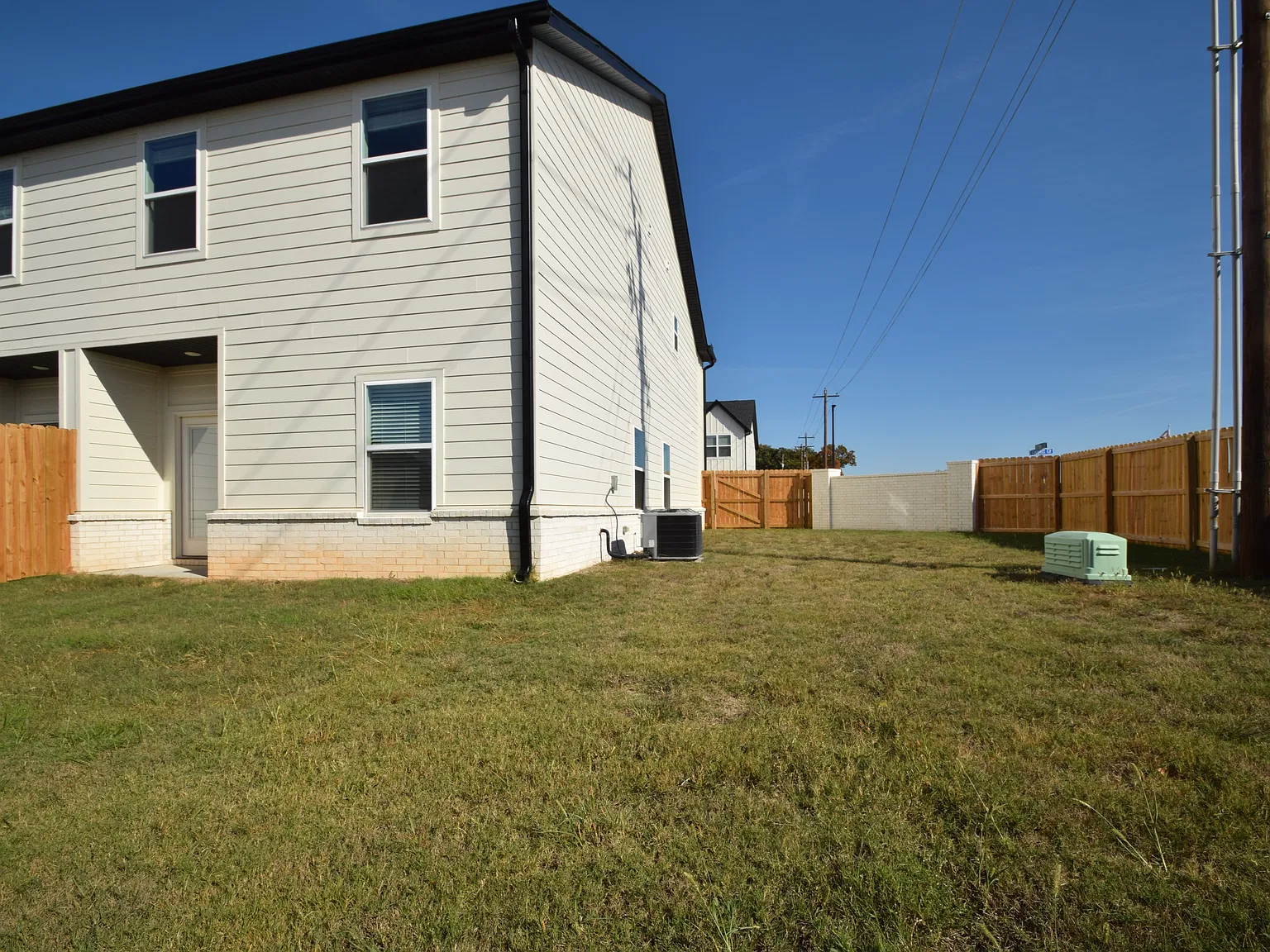 3 bed, 2.5 bath, 1650 sqft, $1,545 — Photo 2