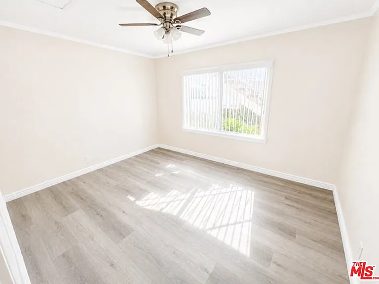 13450 Burbank Blvd — Photo 4