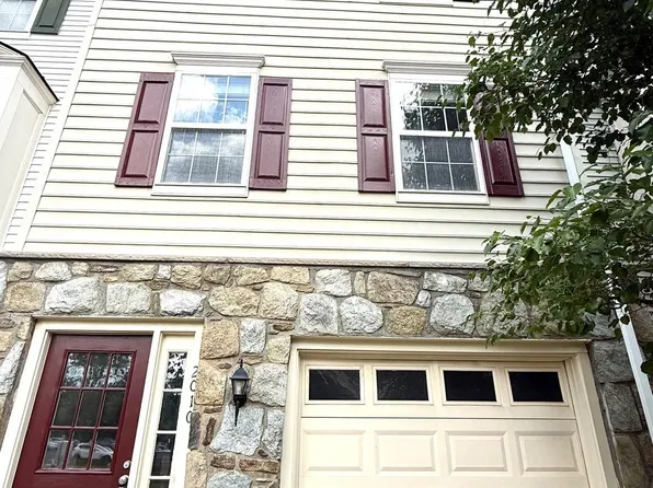 2010 Capstone Cir, Herndon, VA 20170