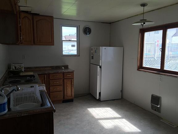 4th image of 215 Kimball St