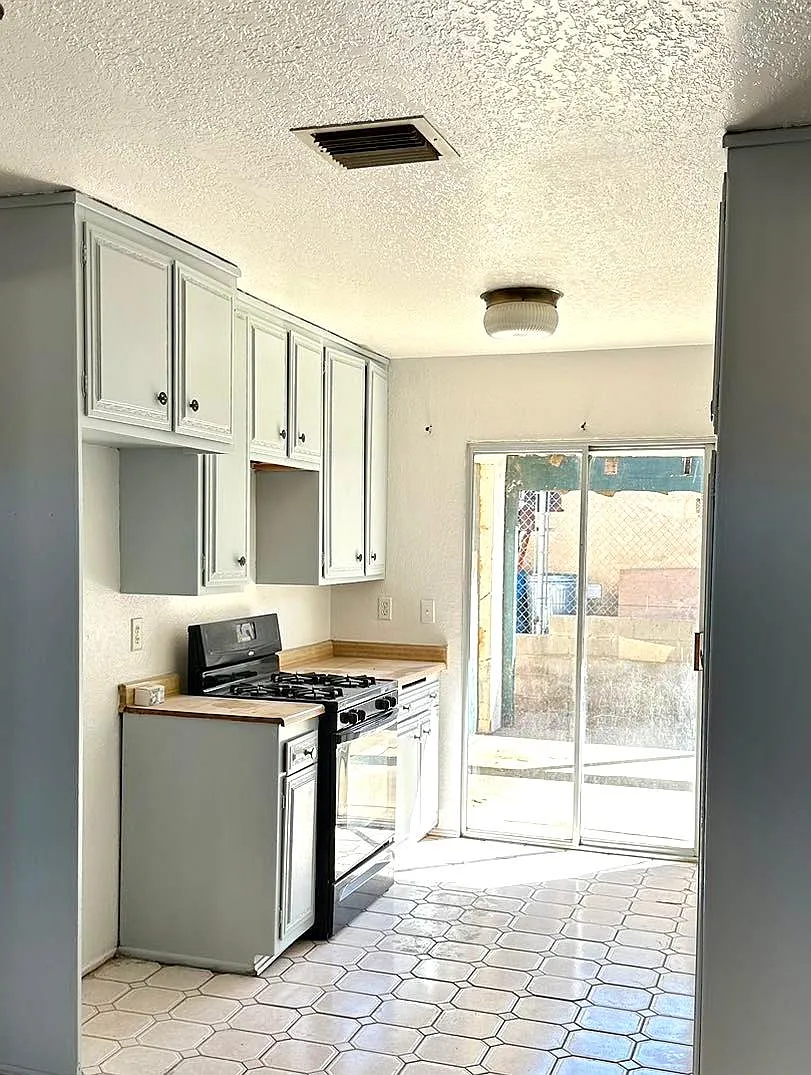 3 bed, 1169 sqft, $2,350 — Photo 3