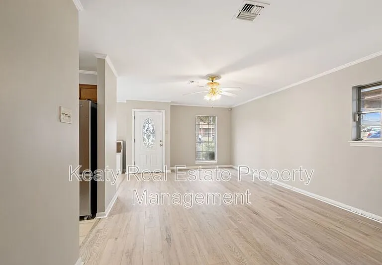 137 Amber St — Photo 14