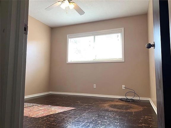 3rd image of 4419 Oaklawn St