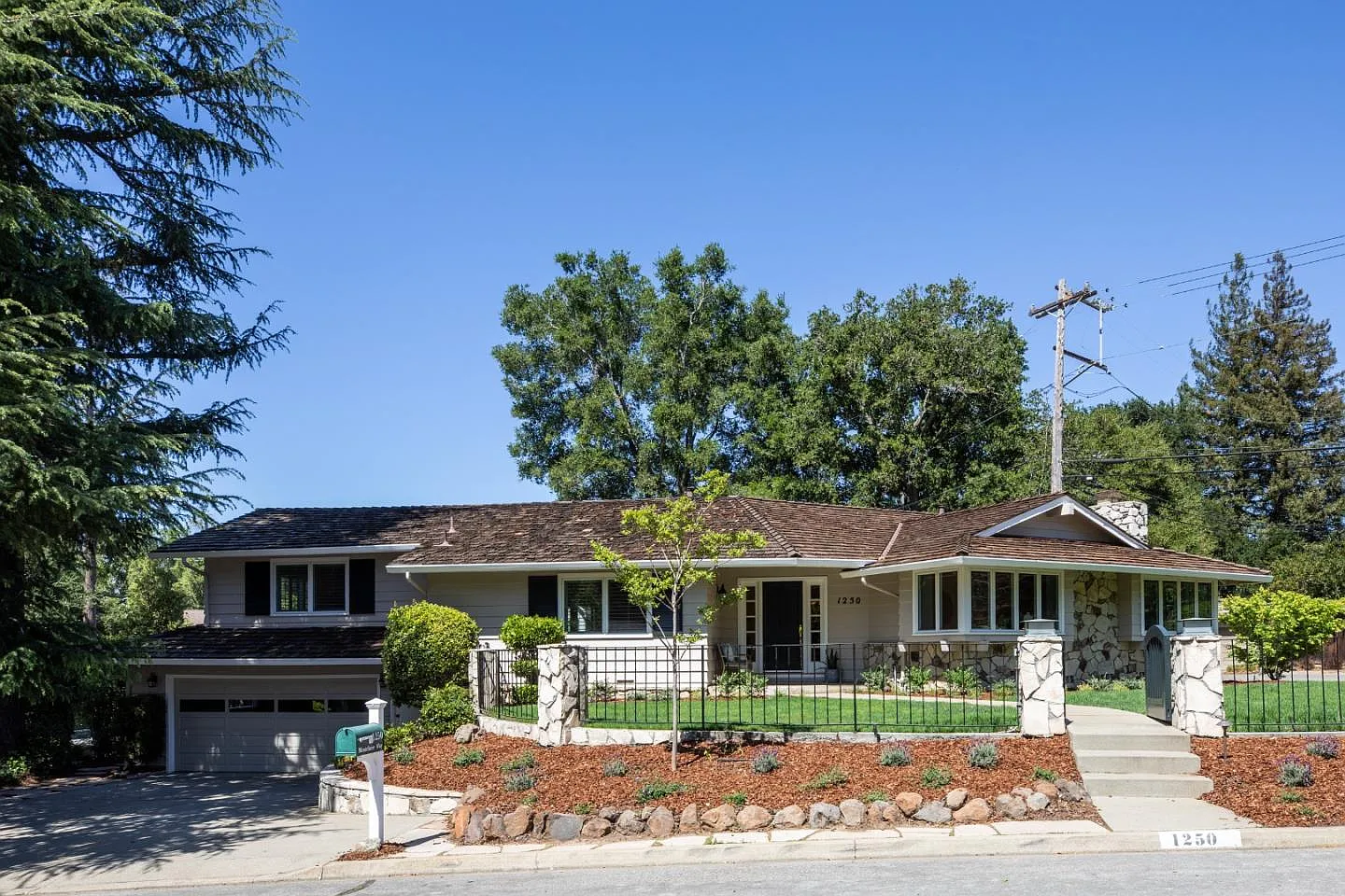1250 Montclaire Way photo 1