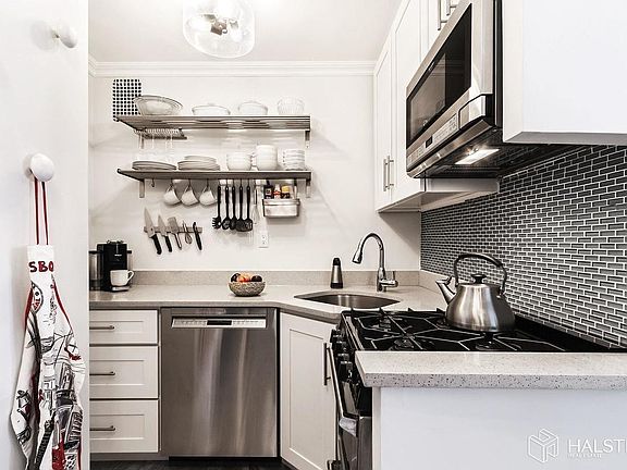 4th image of 225 E 36th St APT 1P