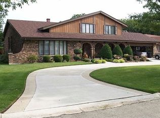 11512 Woodglen Ln, Burr Ridge, IL 60527