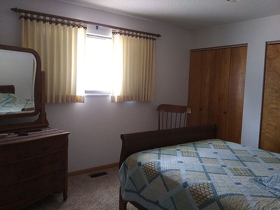 Guest room, 3 closets