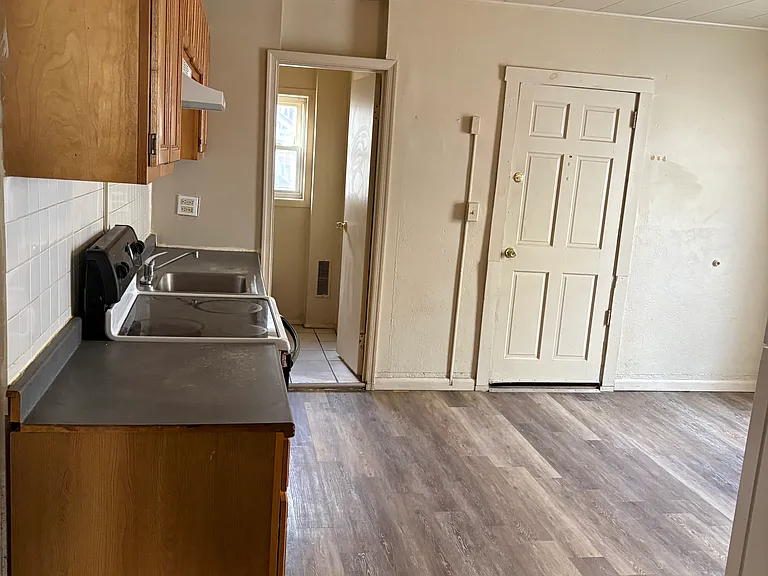 1214 W Hickory St — Photo 2