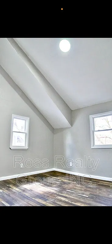 3 bed, 1.0 bath, 1200 sqft, $1,300 — Photo 2