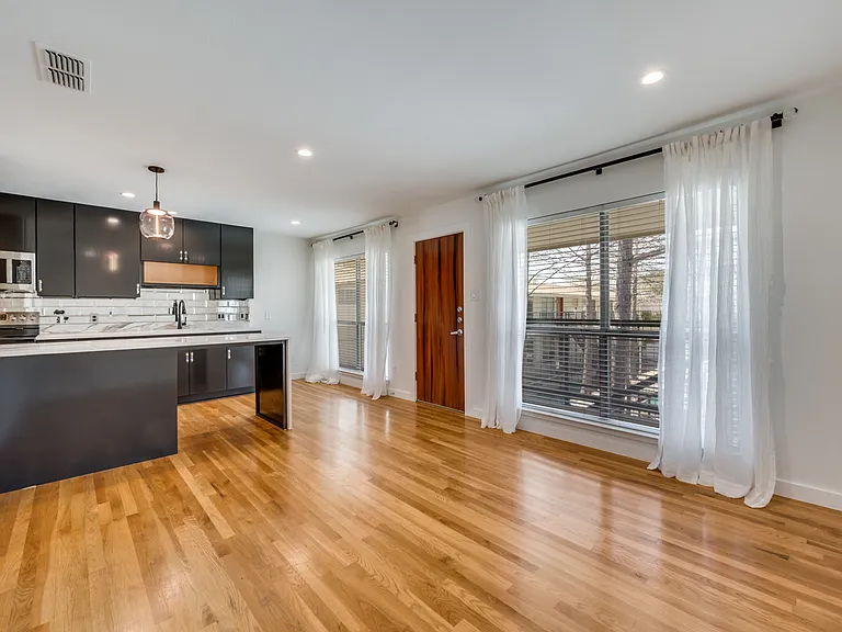 4616 W Lovers Ln #208 — Photo 4