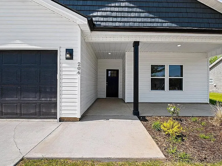 206 Essex Dr — Photo 2