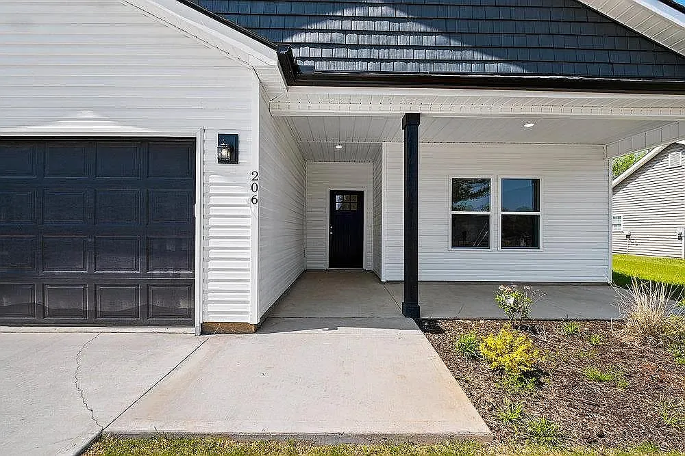 Building Photo - 206 Essex Dr