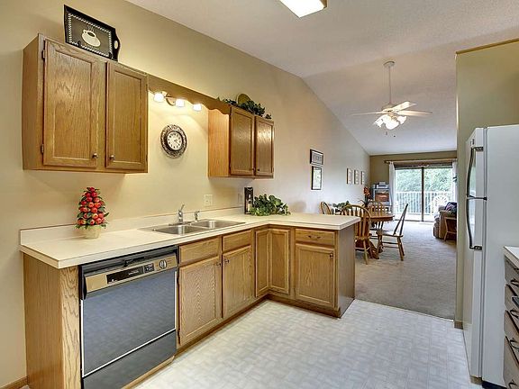 4th image of 991 Pond View Ct
