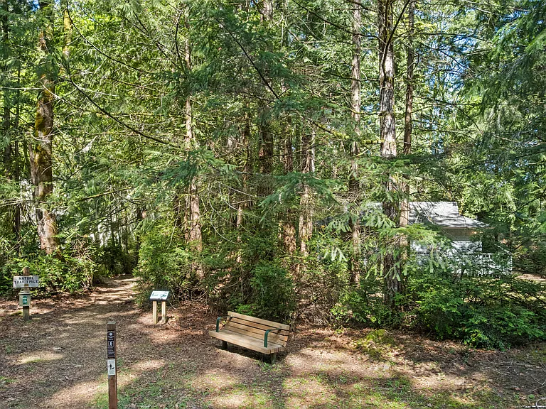 625 E Pointes Dr W — Photo 13