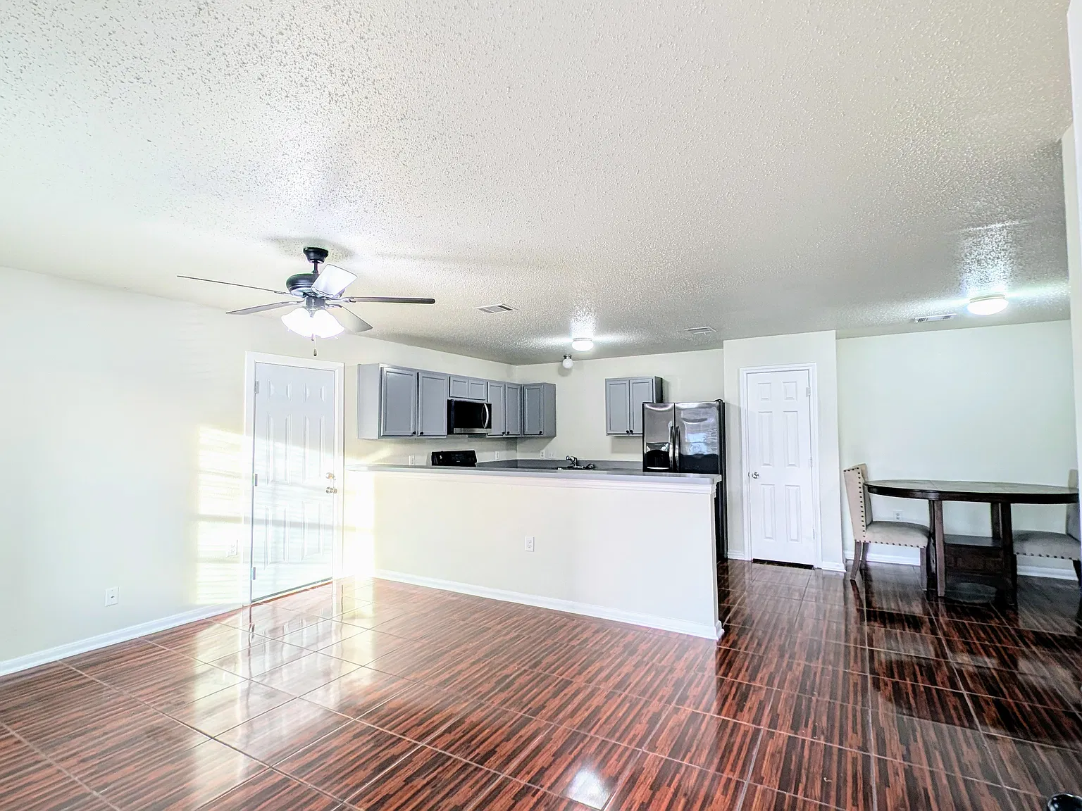 4 bed, 1483 sqft, $2,350 — Photo 4