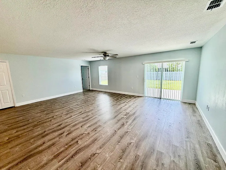 692 SW Hamberland Ave — Photo 3