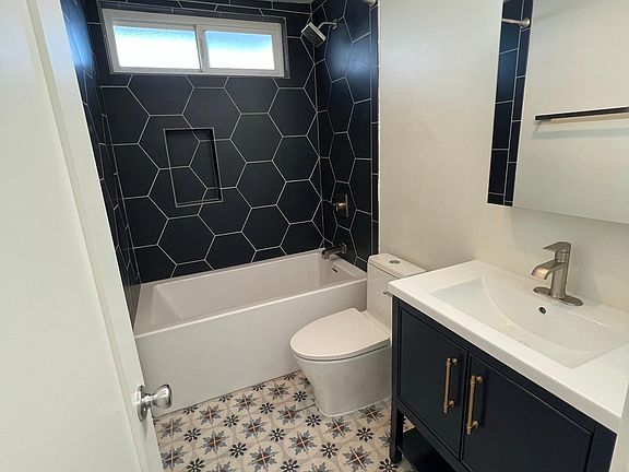 4th image of 2111 Spray St Unit 8